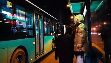 4K实拍城市夜晚公交车站人流车流延时视频的预览图